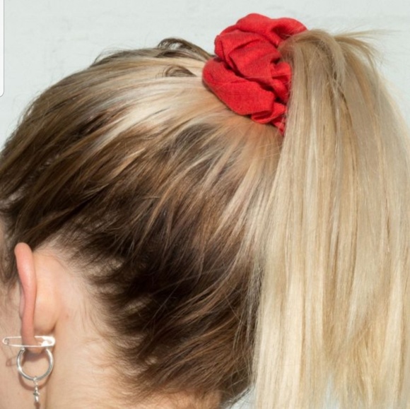Brandy Melville Photo + 3 Velvet Holiday Scrunchie - Picture 4 of 6